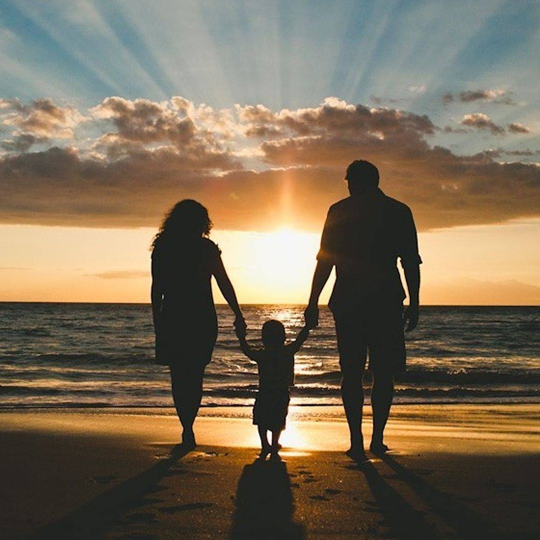 Счастливая семья на закате