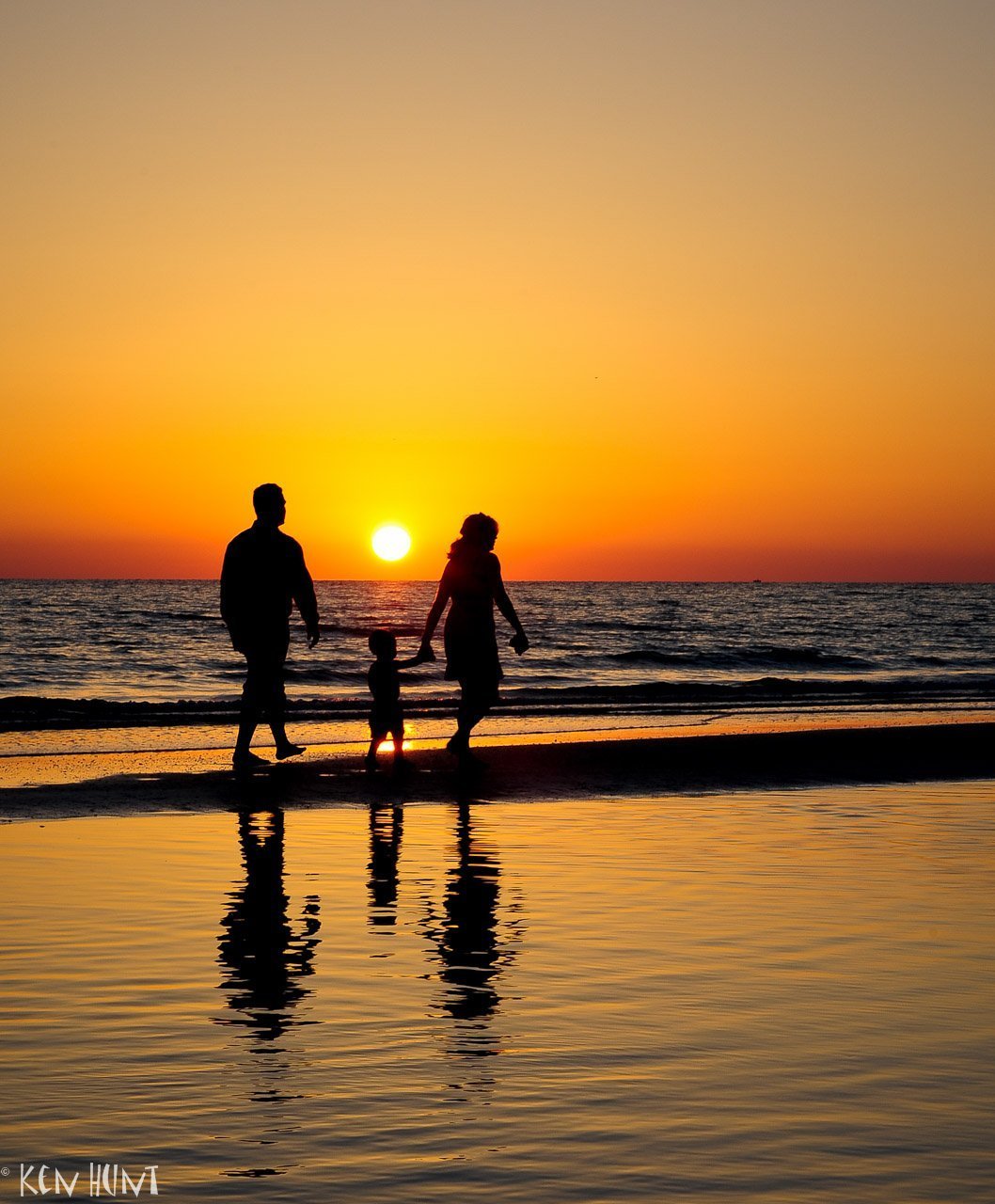 Семья на закате картинки