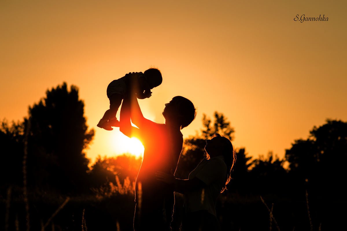 Семья на пляже закат