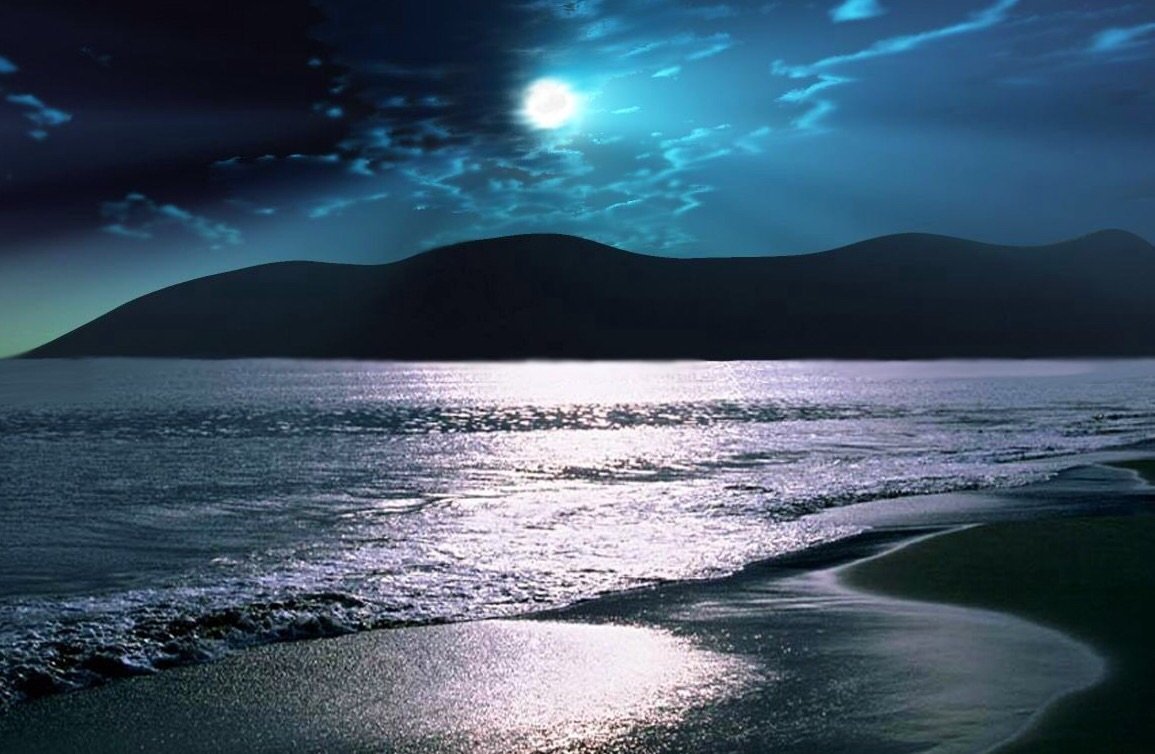 Отражение Луны в море