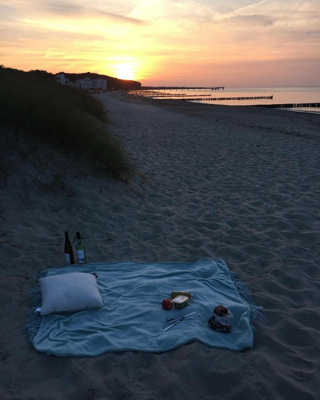 Первая ночь у берега. Романтик на пляже. Вечер на берегу моря. Ночь на берегу моря. Пляж вечером.