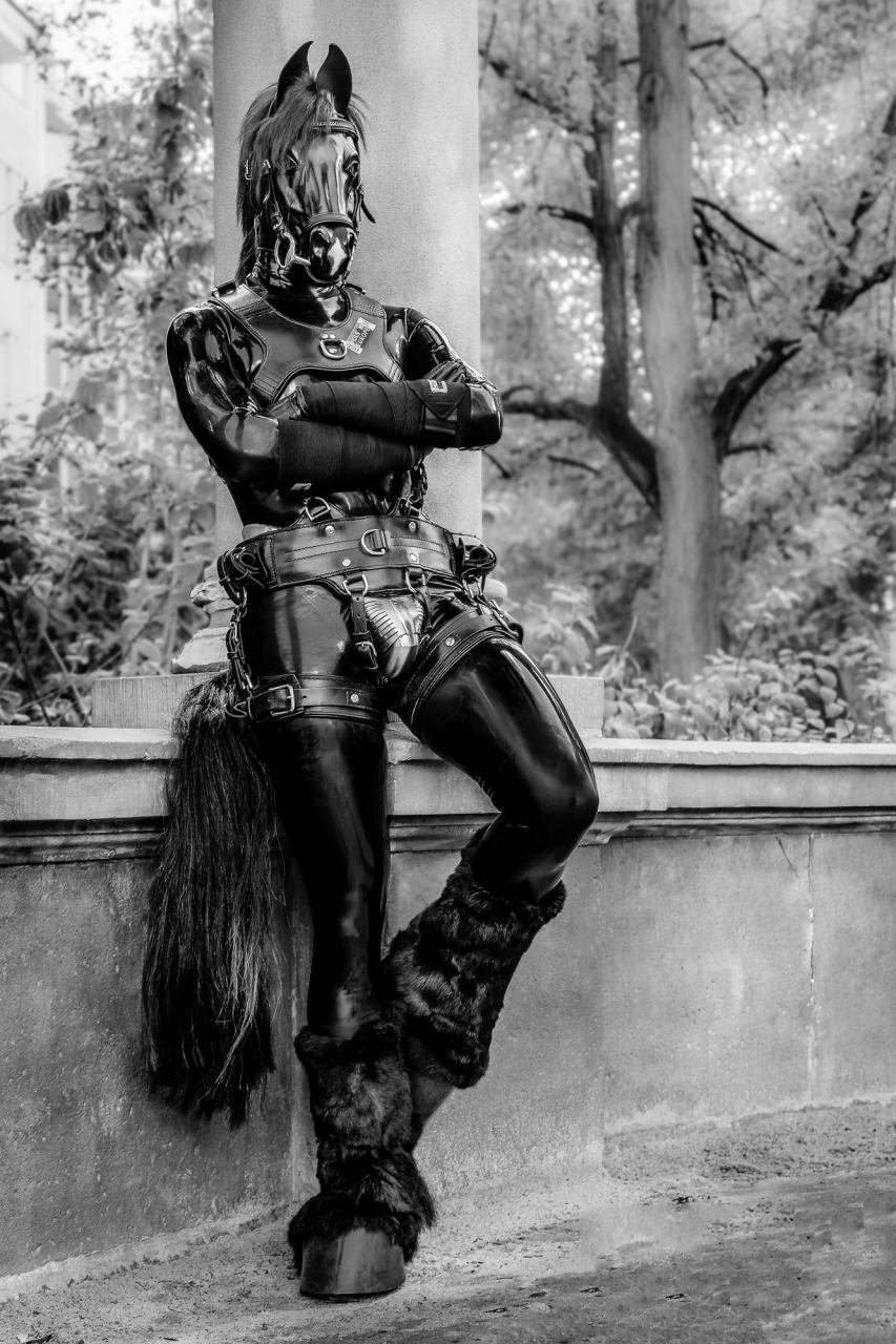 Латексный комбинезон пониплей