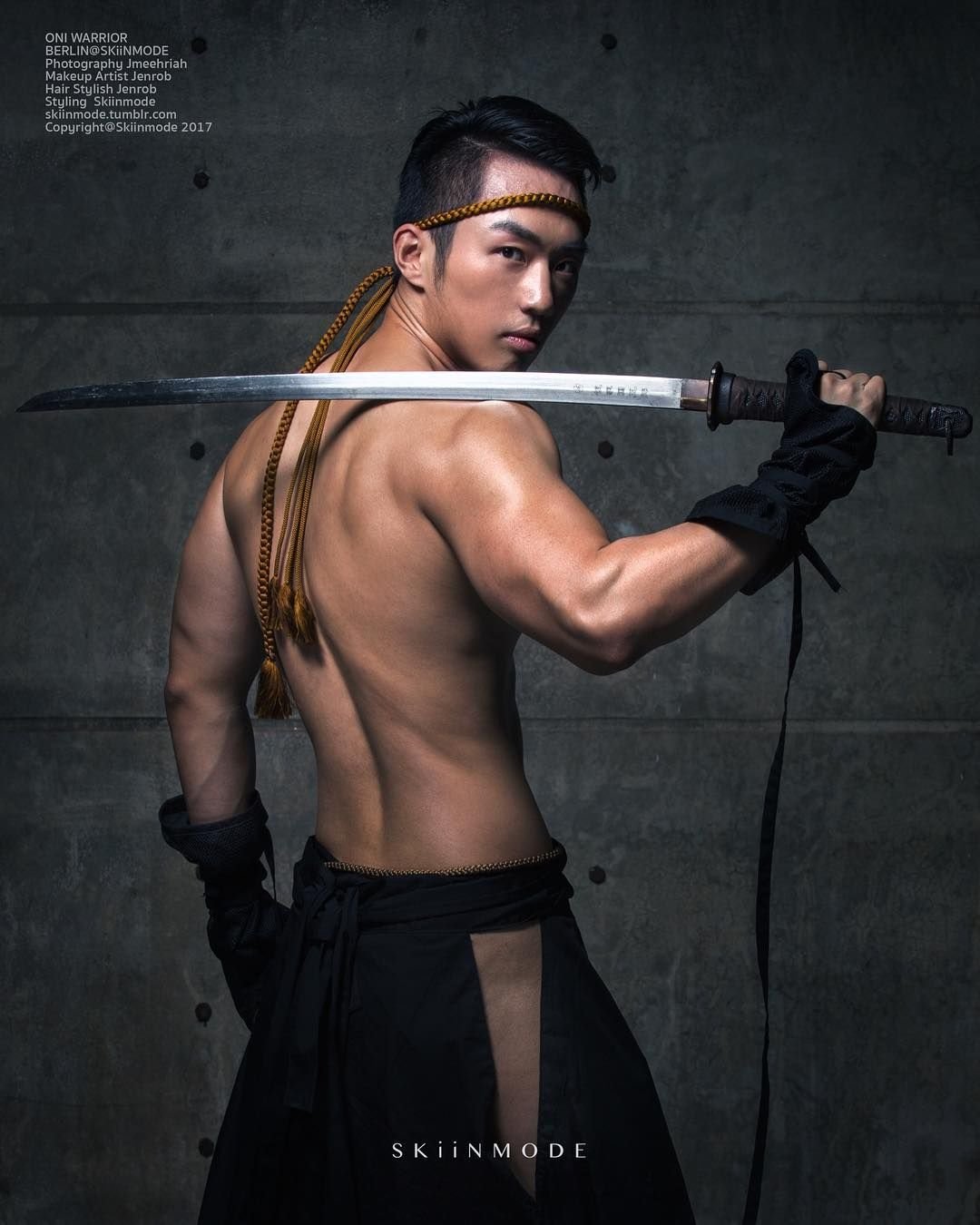 Самурай в доспехах харакири