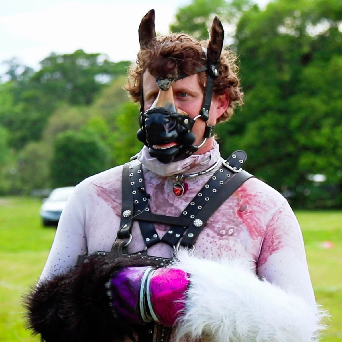 Парень в костюме лошади