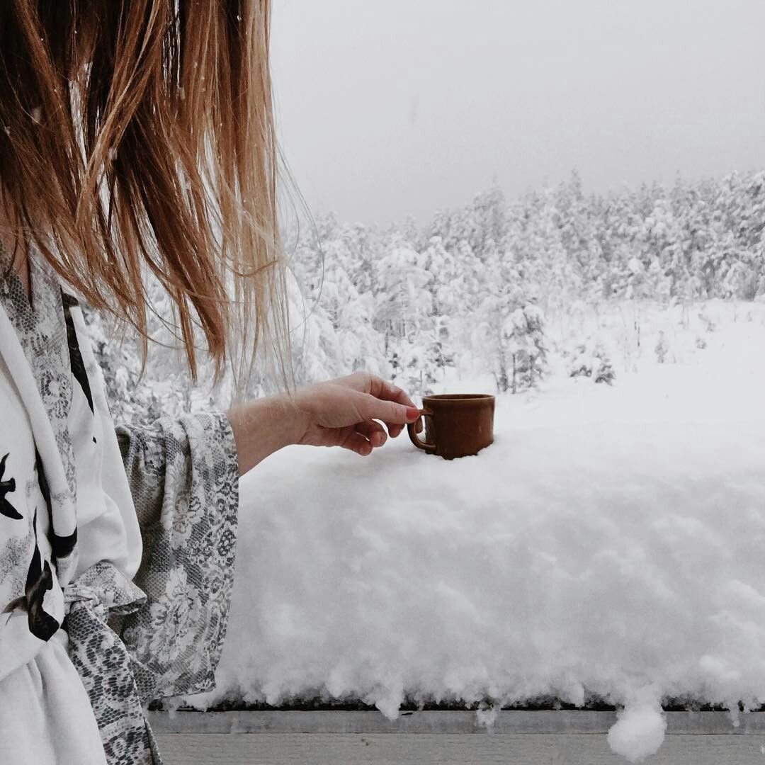 Девушка в снегу