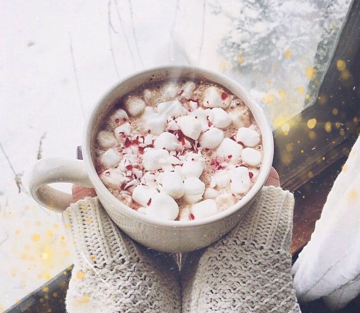Какао с маршмеллоу в руках