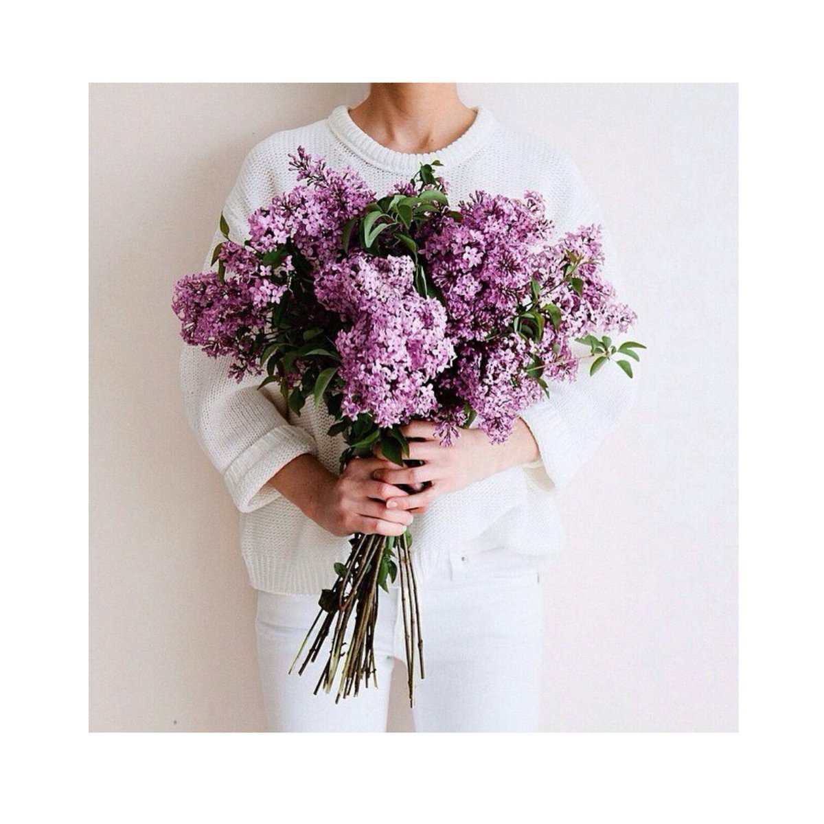 Девушка с букетом сирени