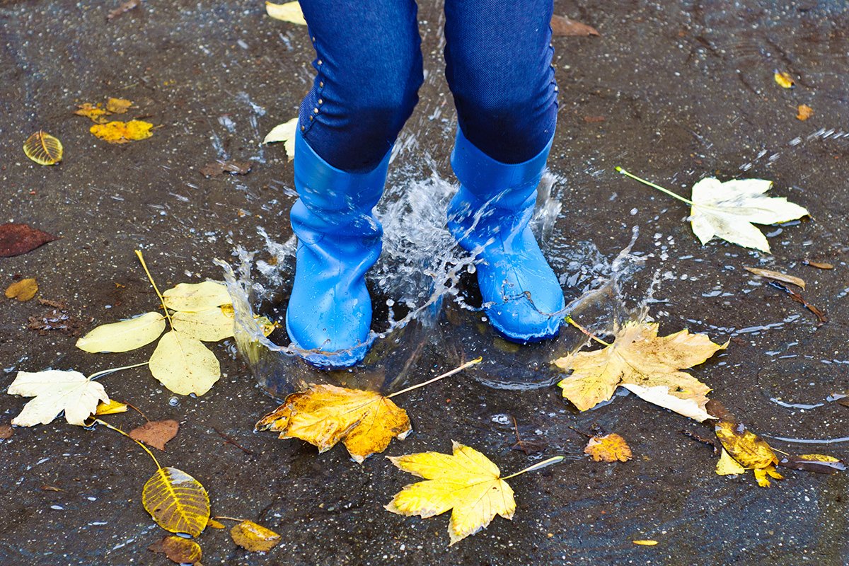 Девочка под зонтиком