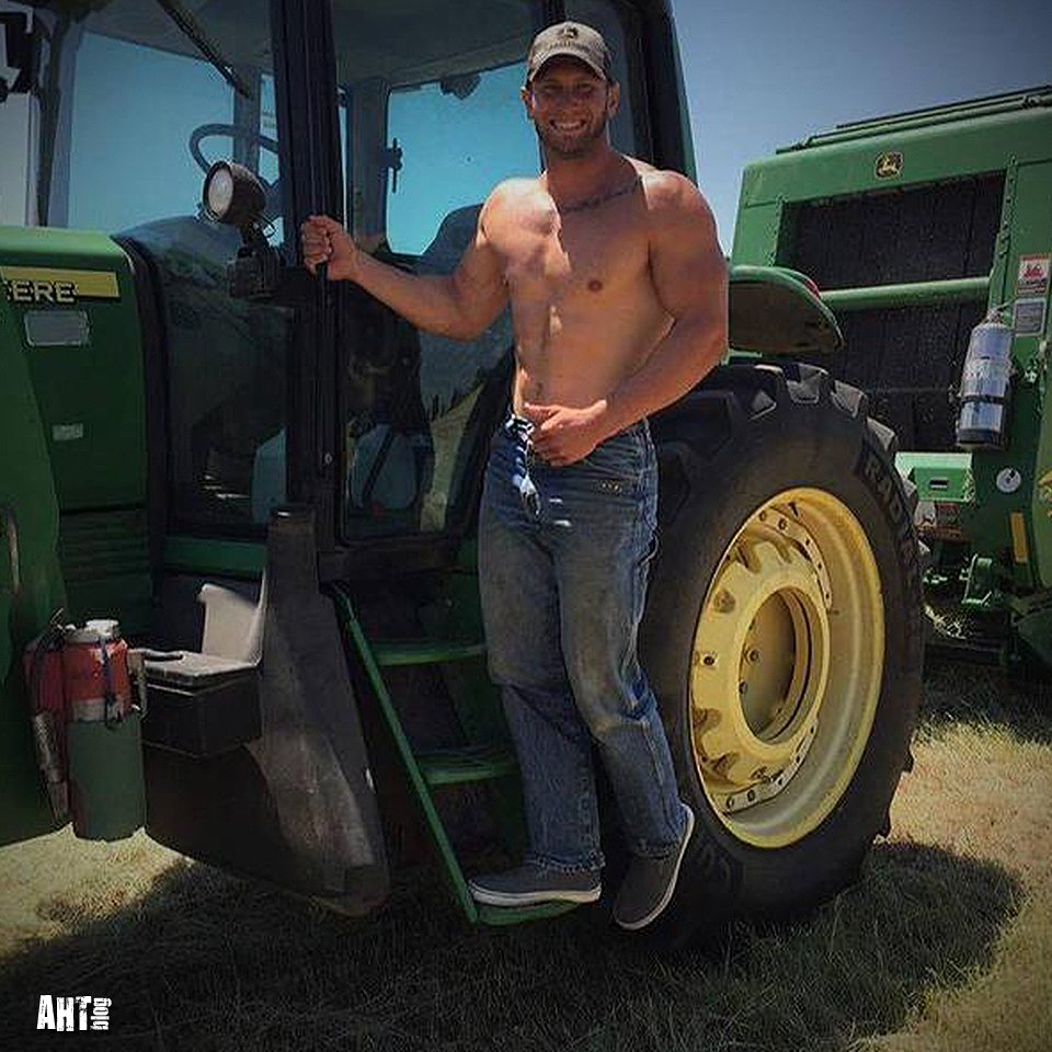 Парень на тракторе