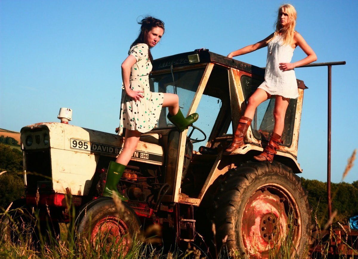 Девушки и сельхозтехника