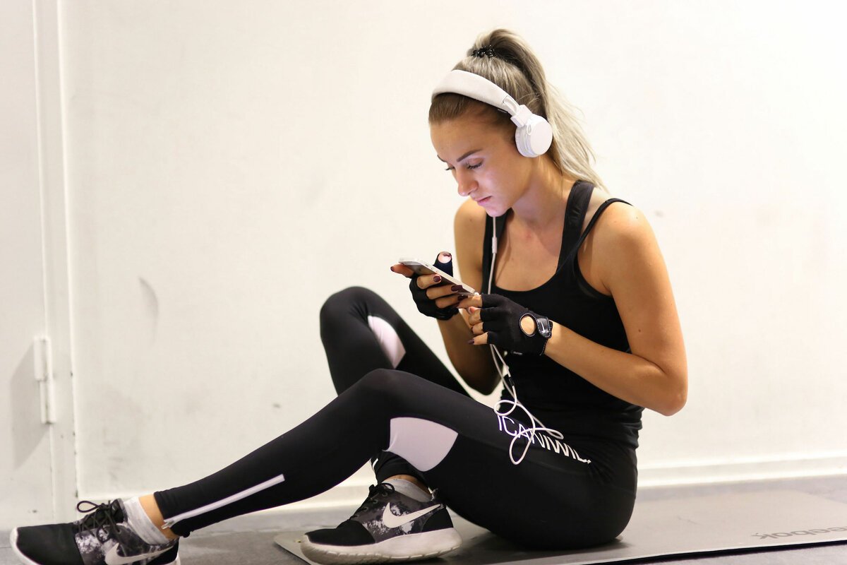 Фитнес девушка в наушниках