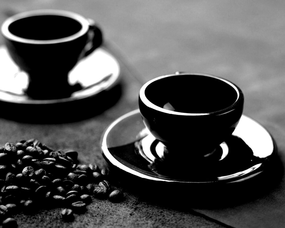 Черная кофейная чашка