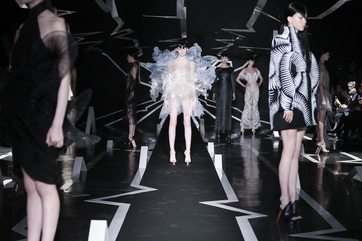 Показ костюмов