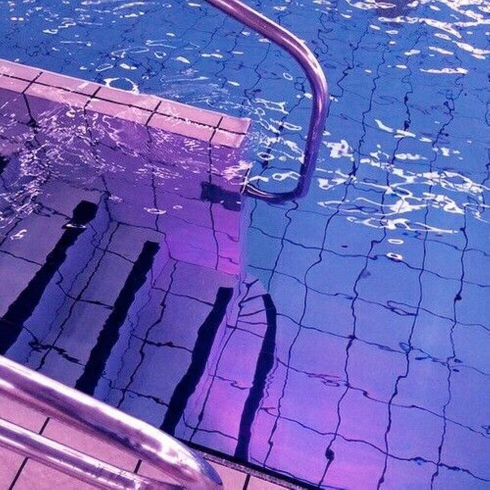 Розовая вода в бассейне