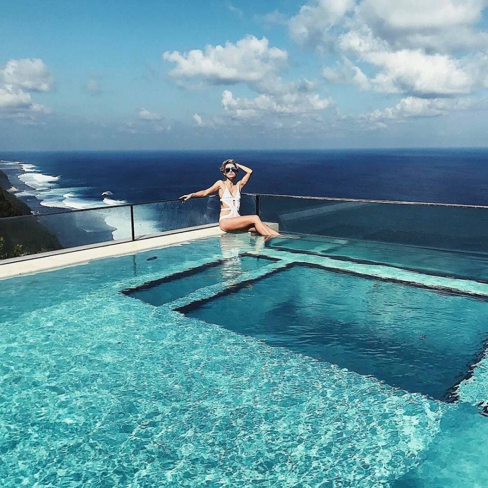 Девушка около бассейна