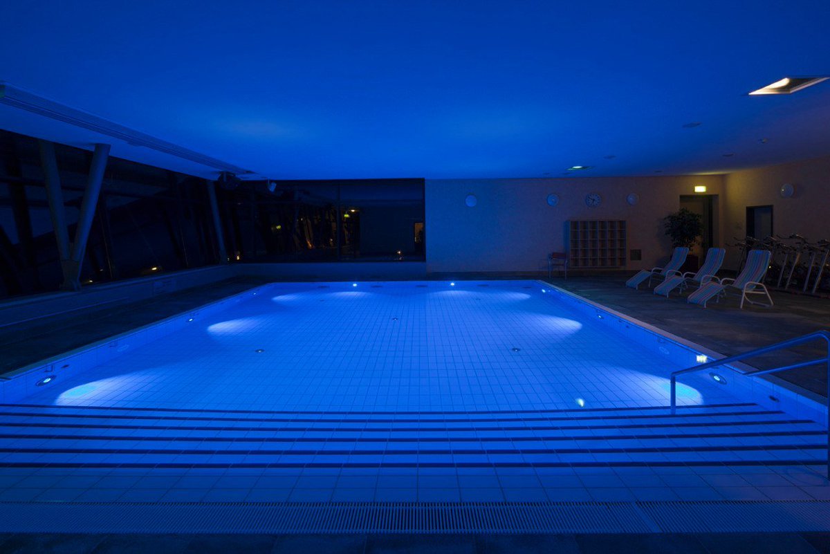 Освещение помещения бассейна