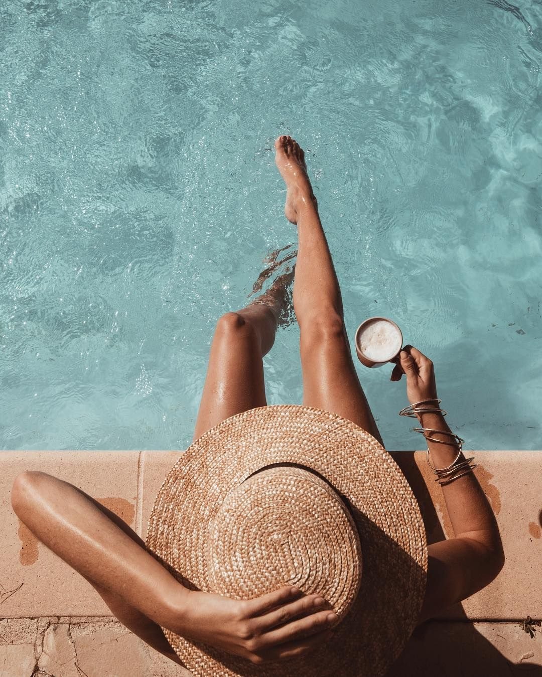 Три девушки в бассейне