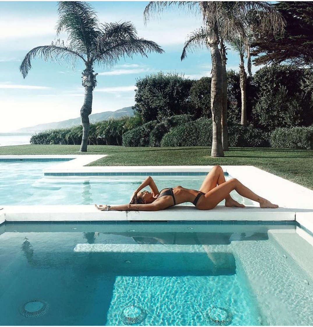 Девушка в бассейне