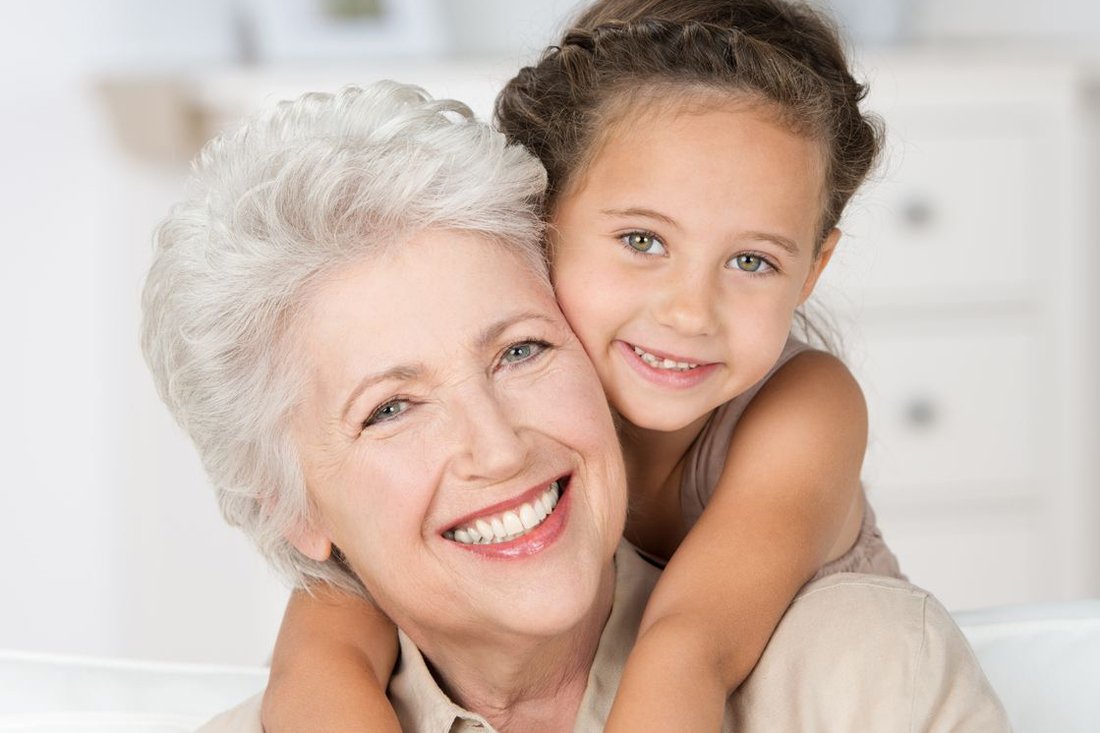 Бабушка с дедушкой веселятся