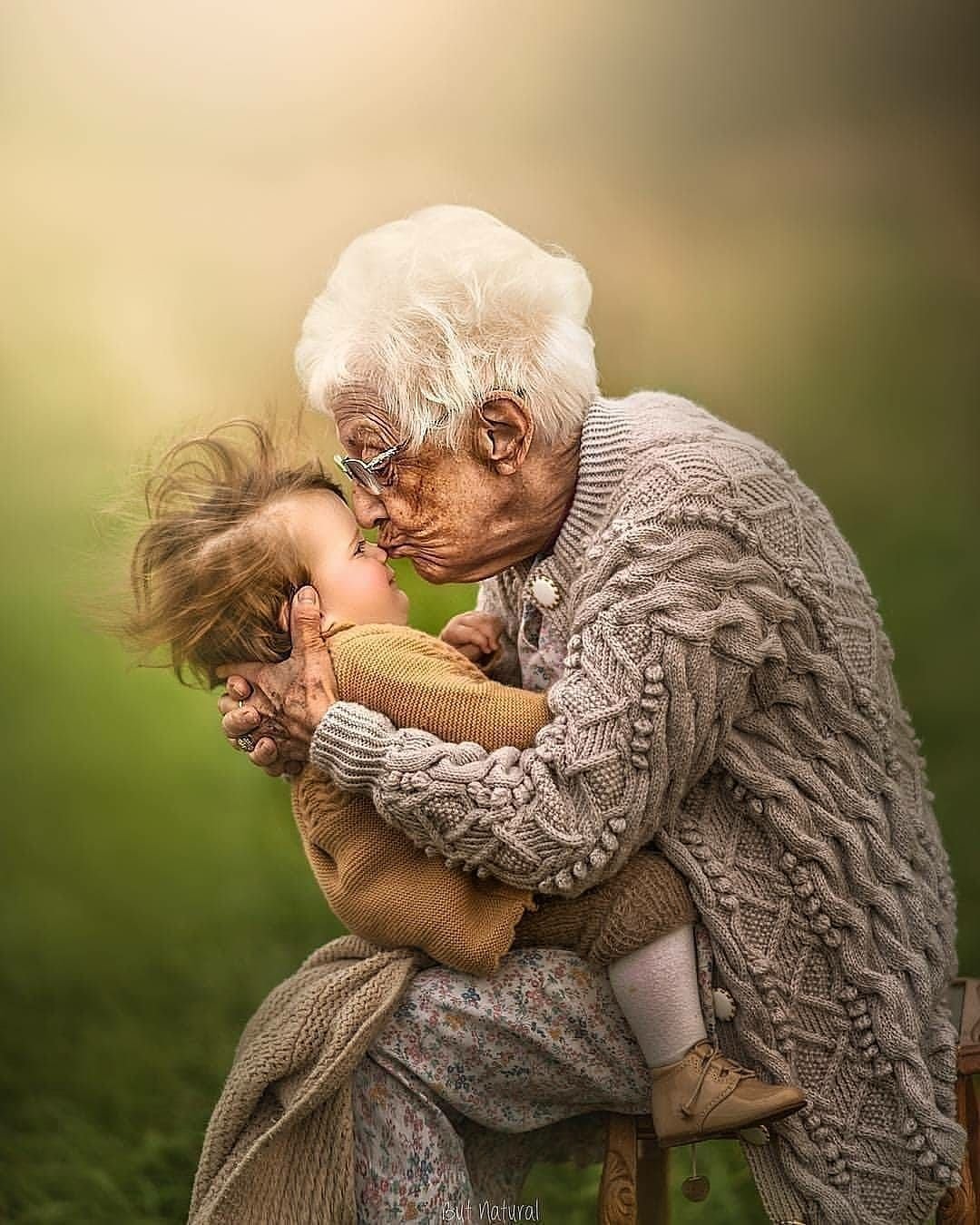 Бабушка телефон иллюстрация