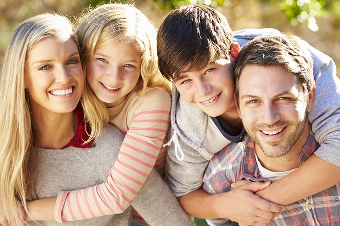 Счастливые дети и взрослые