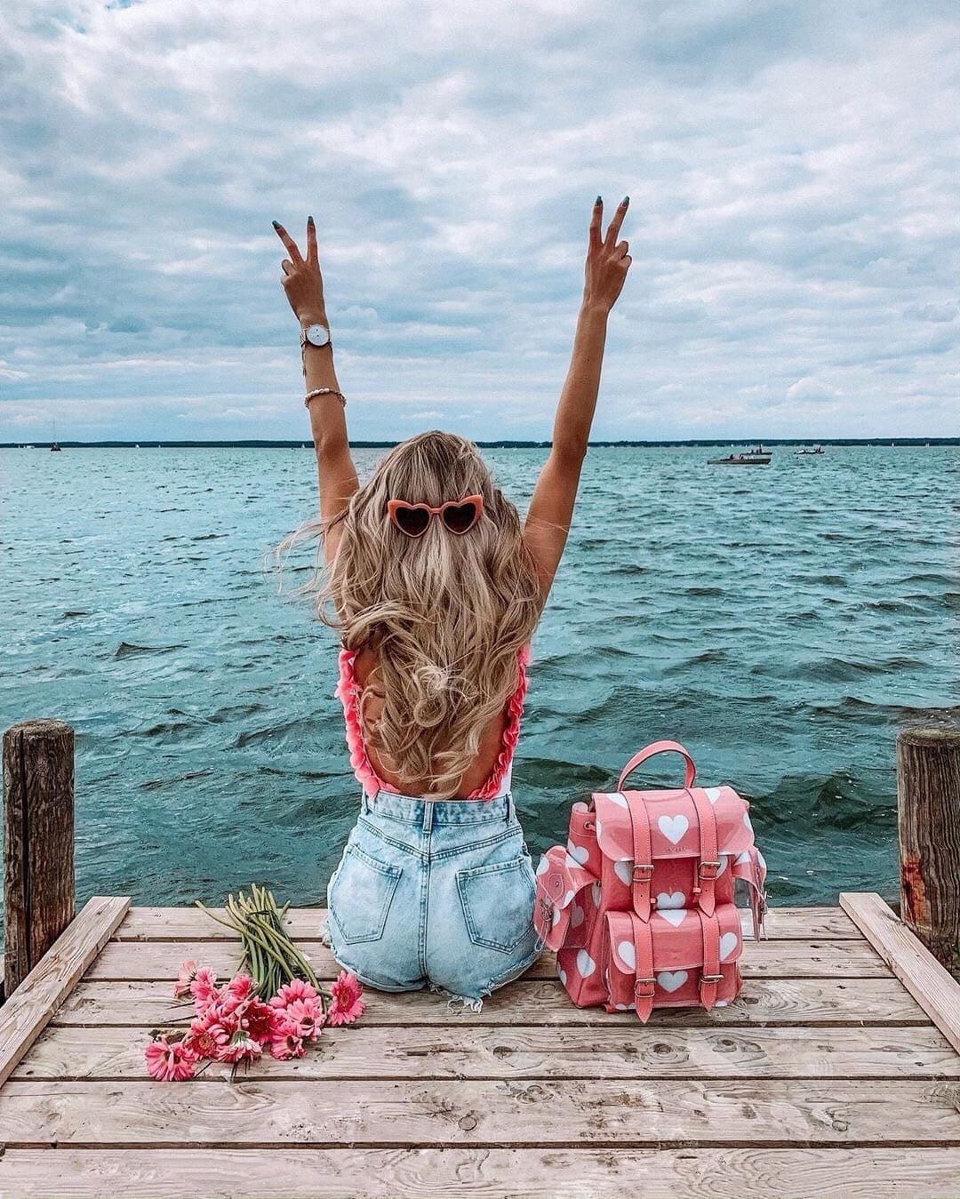 Букет полевых цветов в руках