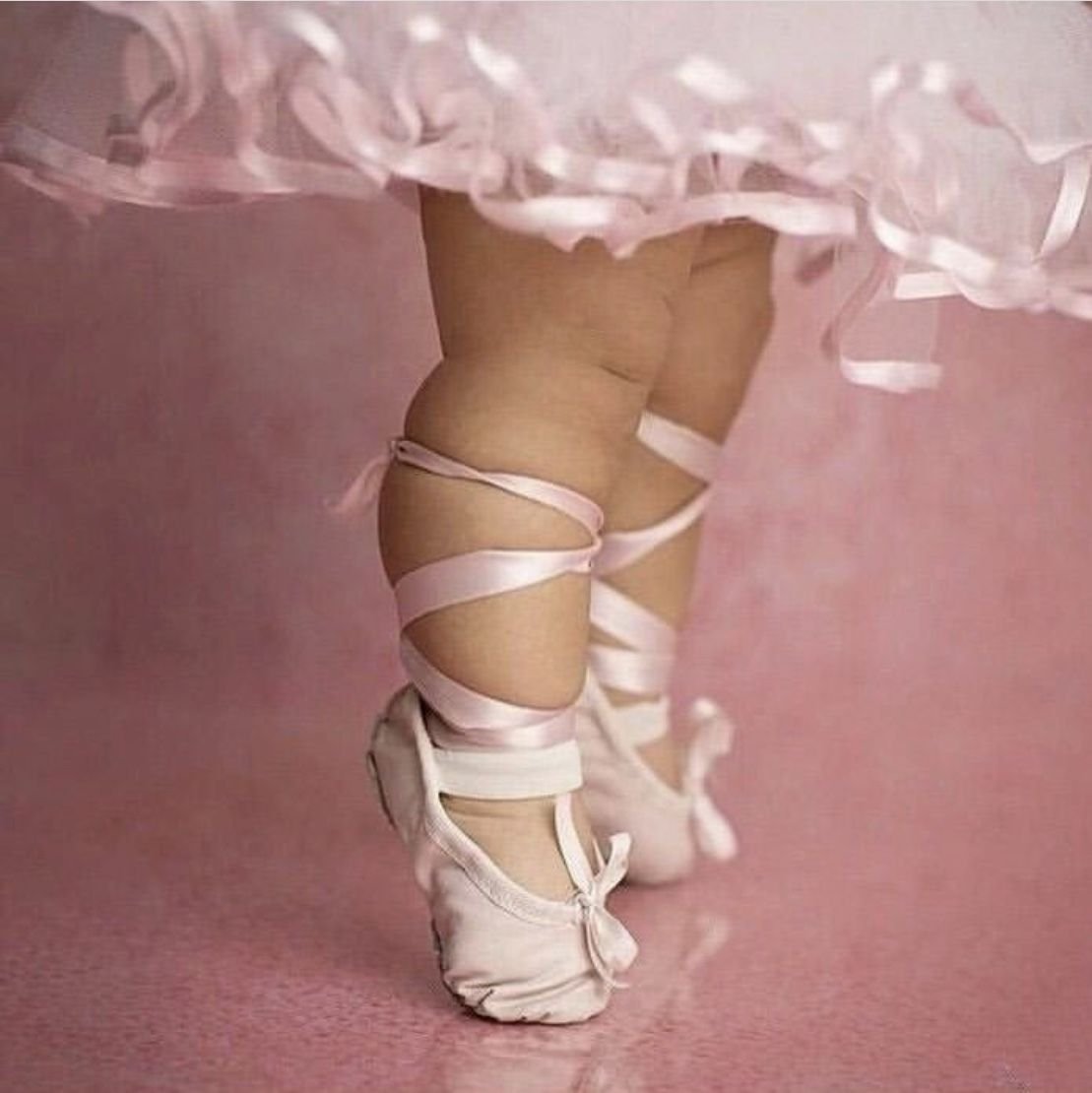 Девочка танцует