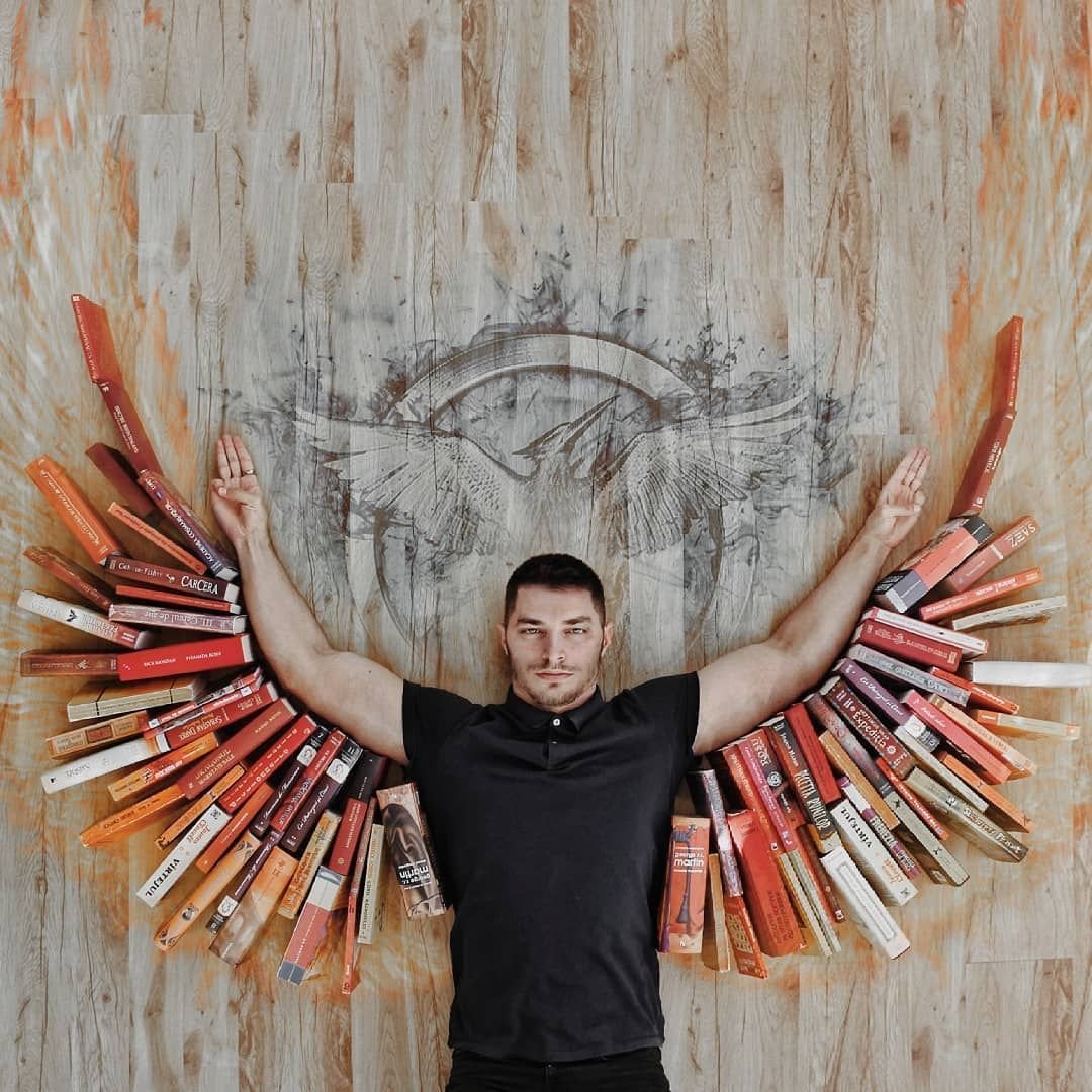 Человеческая рука и 60см