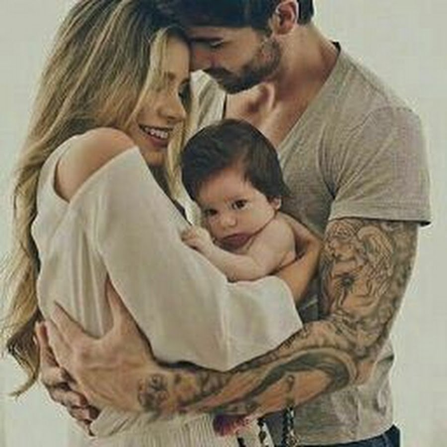 Счастливая семья с двумя сыновьями