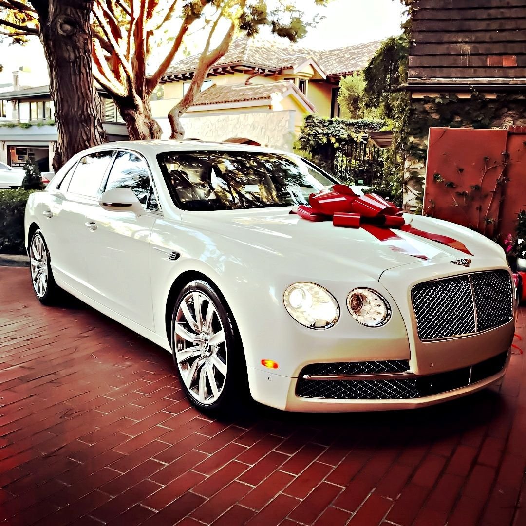 Девушки на розовом авто