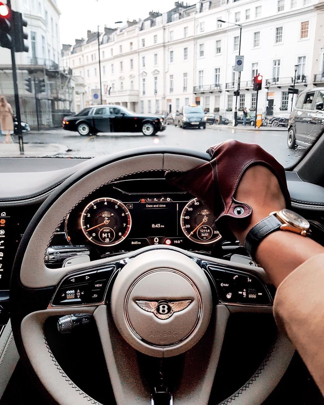 За рулем дорогой машины