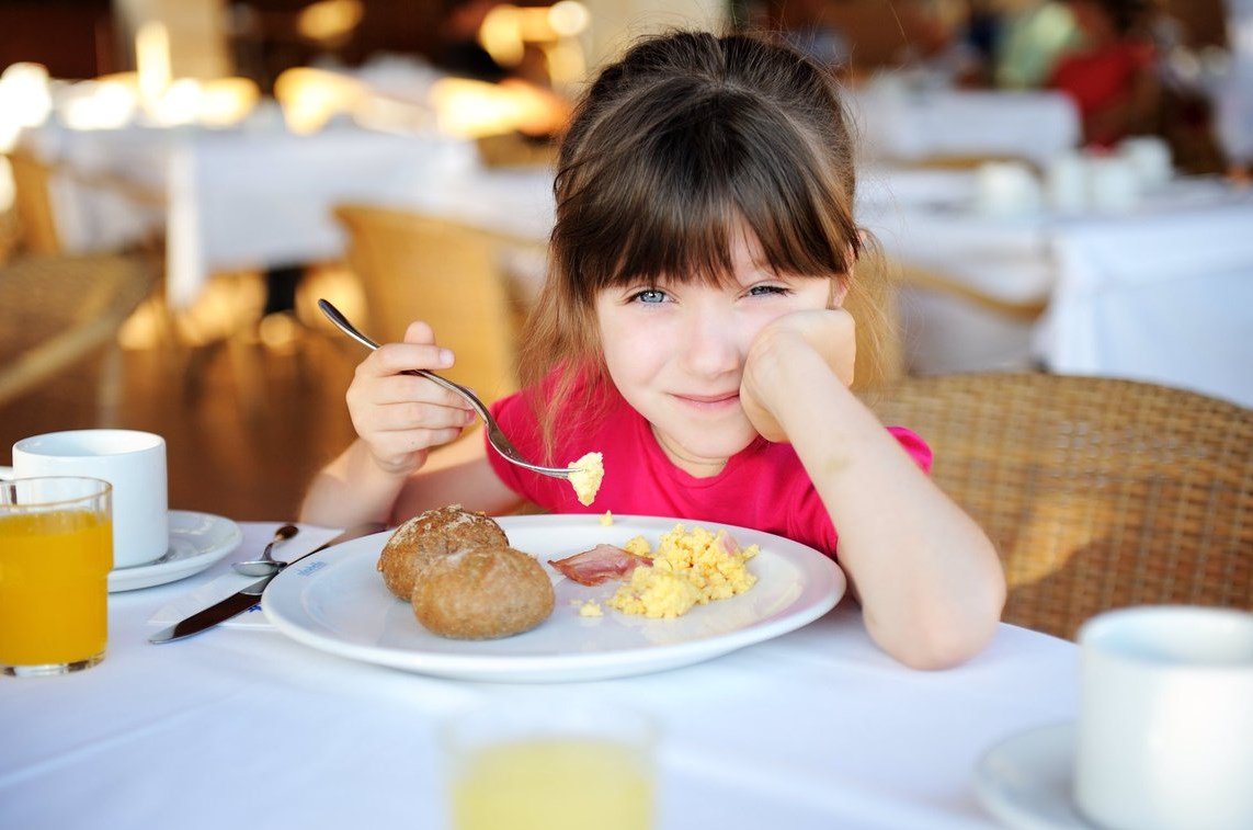 Дети обедают в детском саду