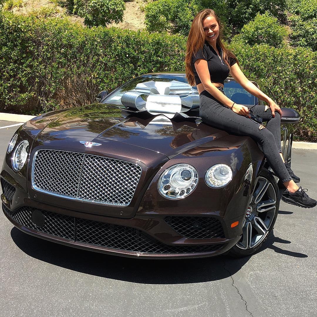 Ксения Дели машина