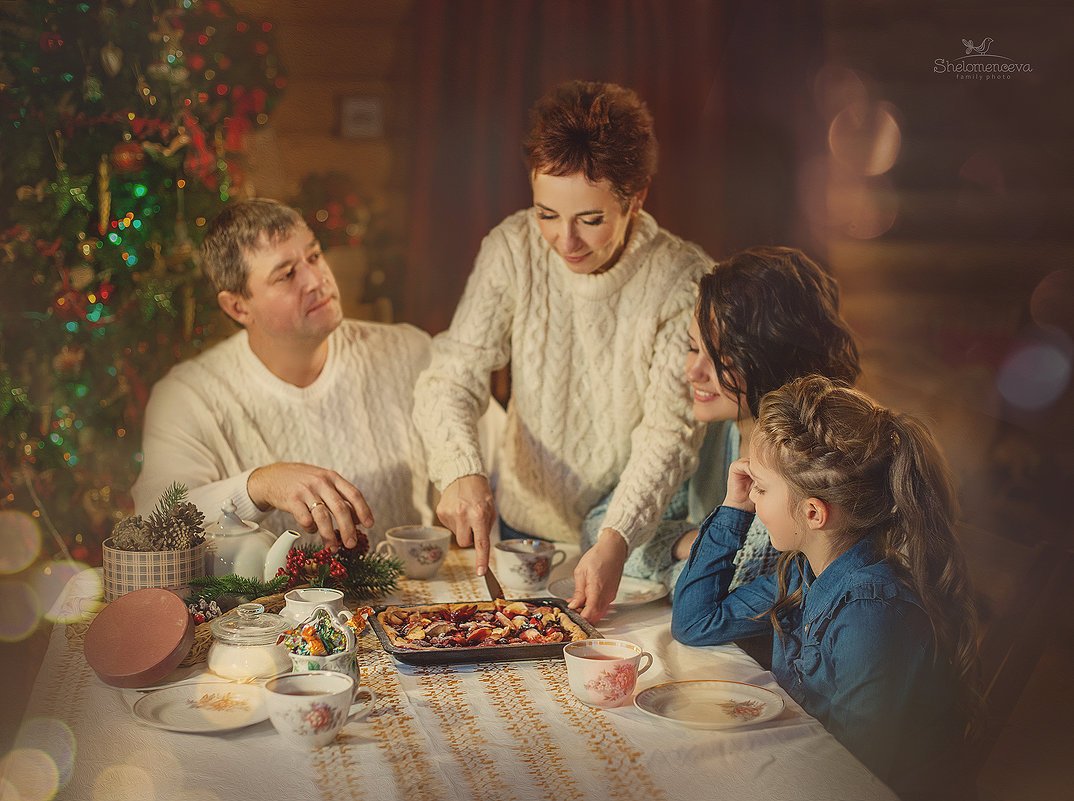 Семья за столом