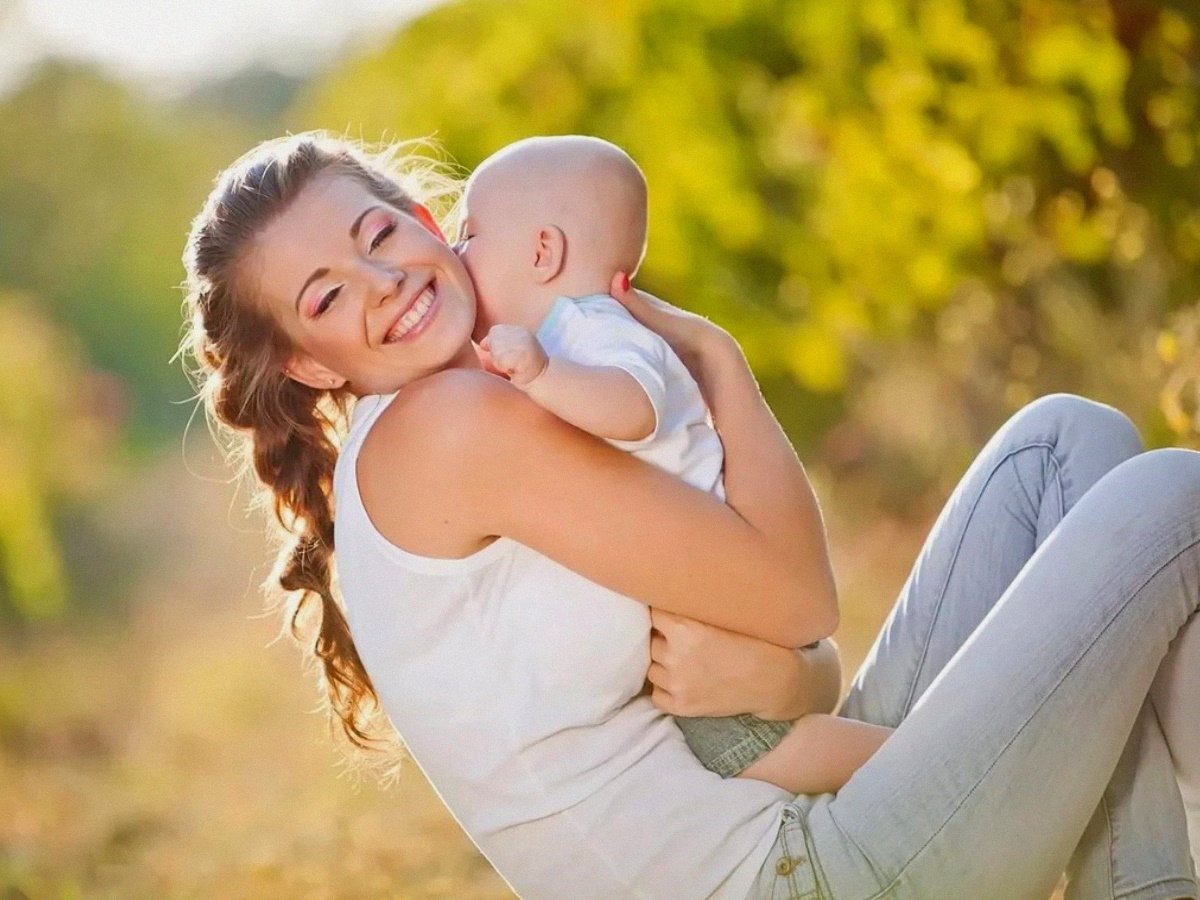 Мама с ребенком карандашом