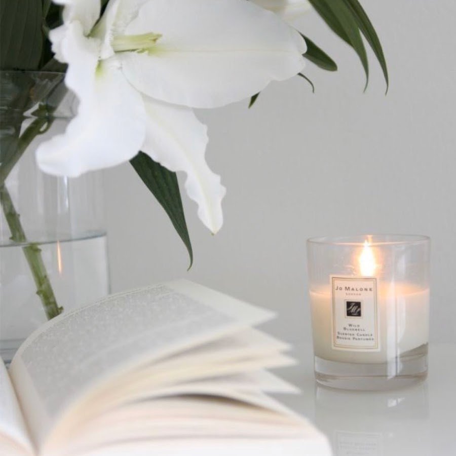 Белые лилии и свечи