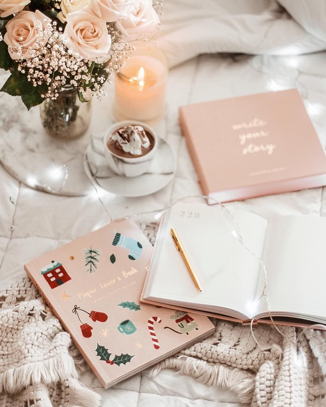 Свечи с лепестками цветов