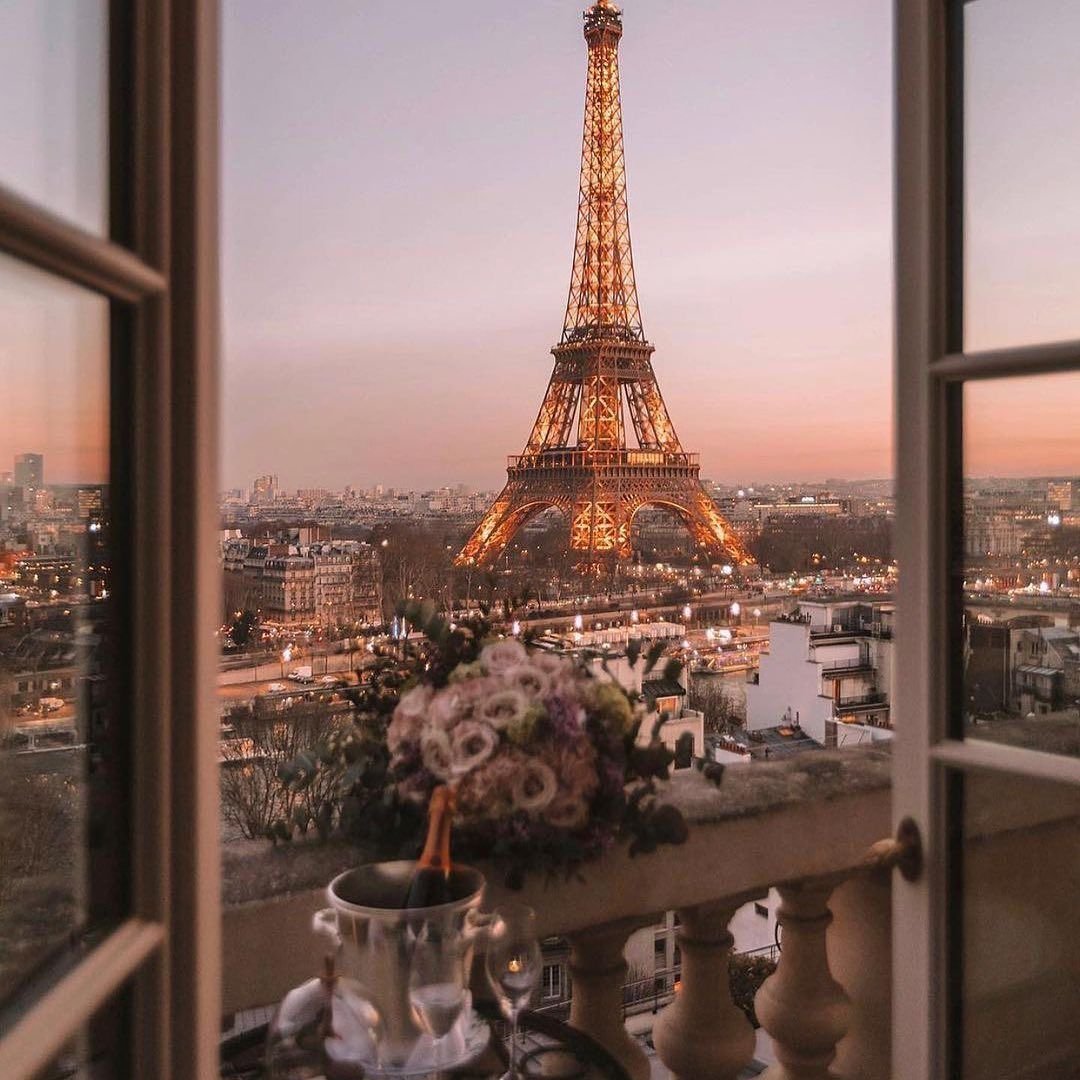 Пикник у Эйфелевой башни