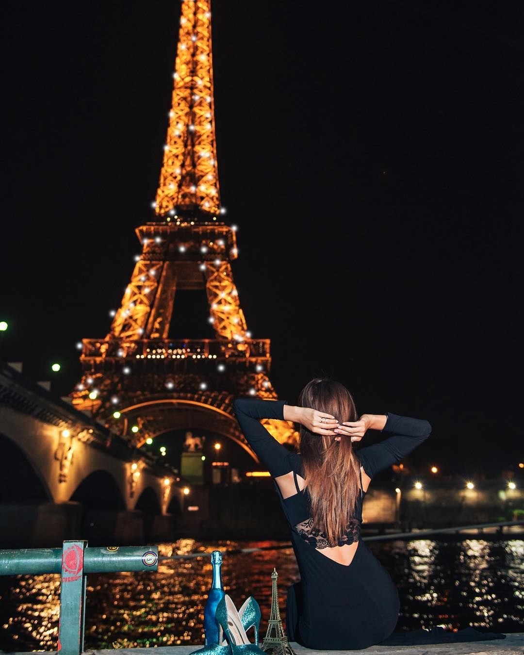 Париж Эйфелева башня цветы