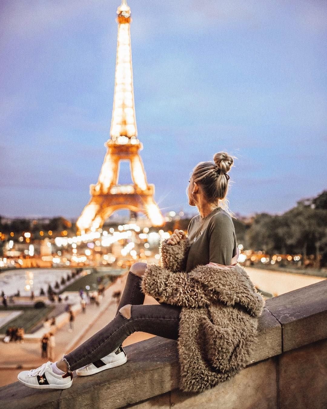 Красивая девушка в Париже