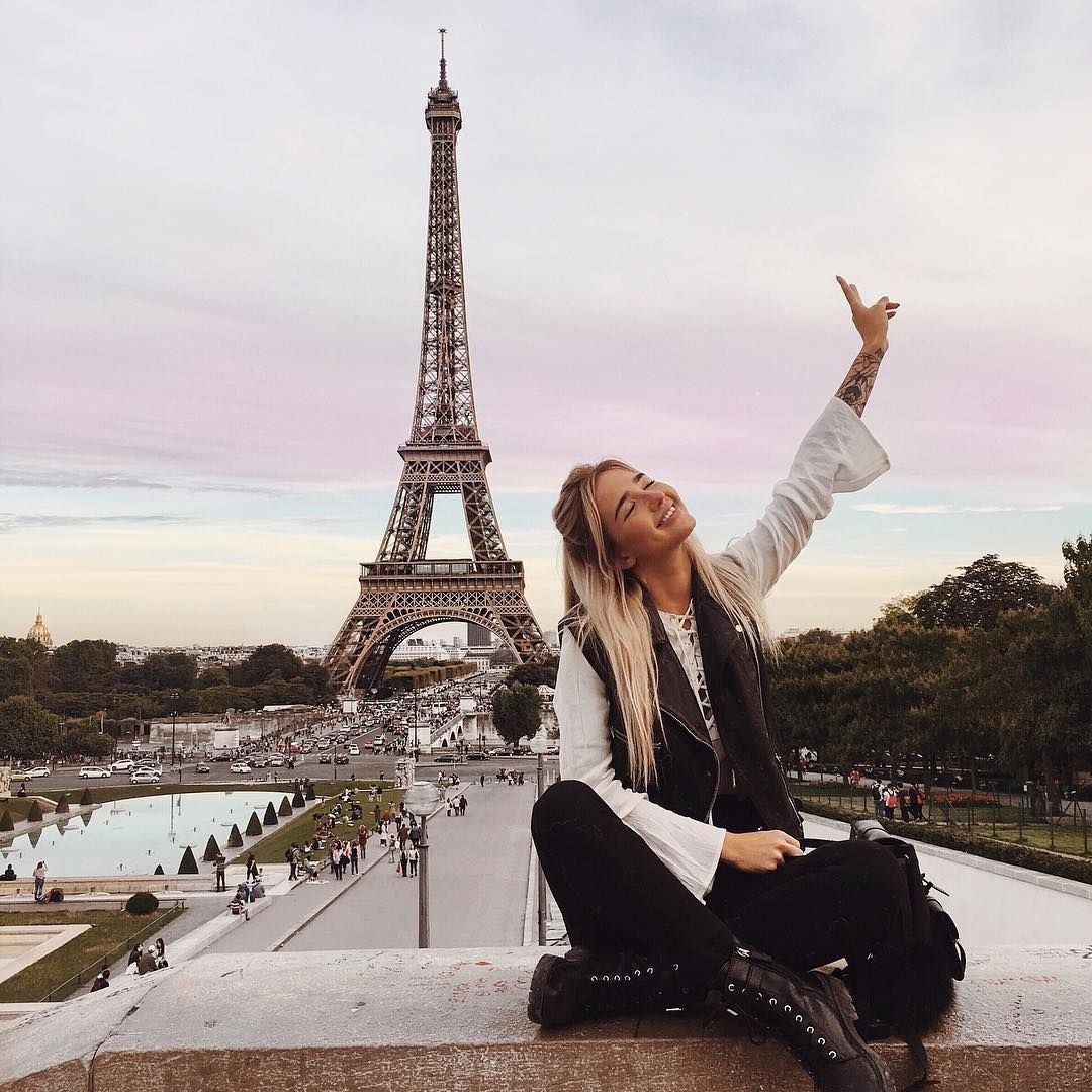 Возле Эйфелевой башни