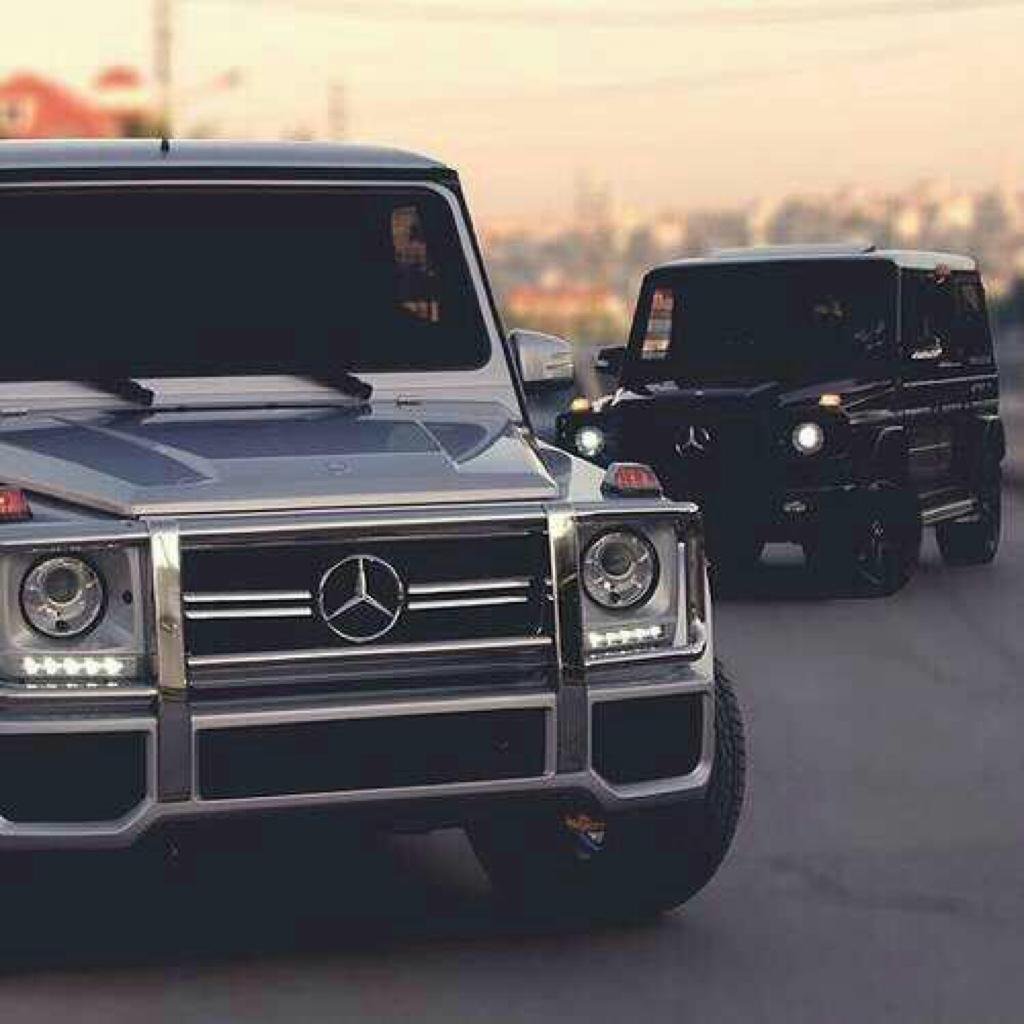 Девушка сидящая на капоте машины в Кепки