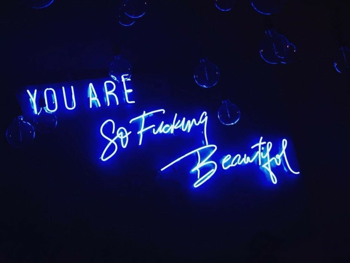 Неоновая надпись на синем фоне