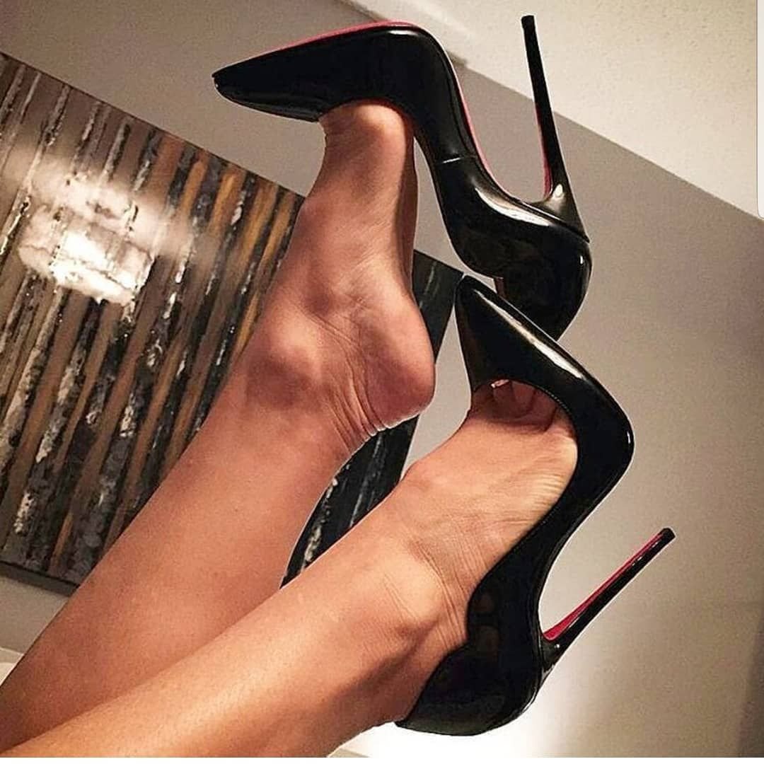 Ножки в туфлях на шпильке