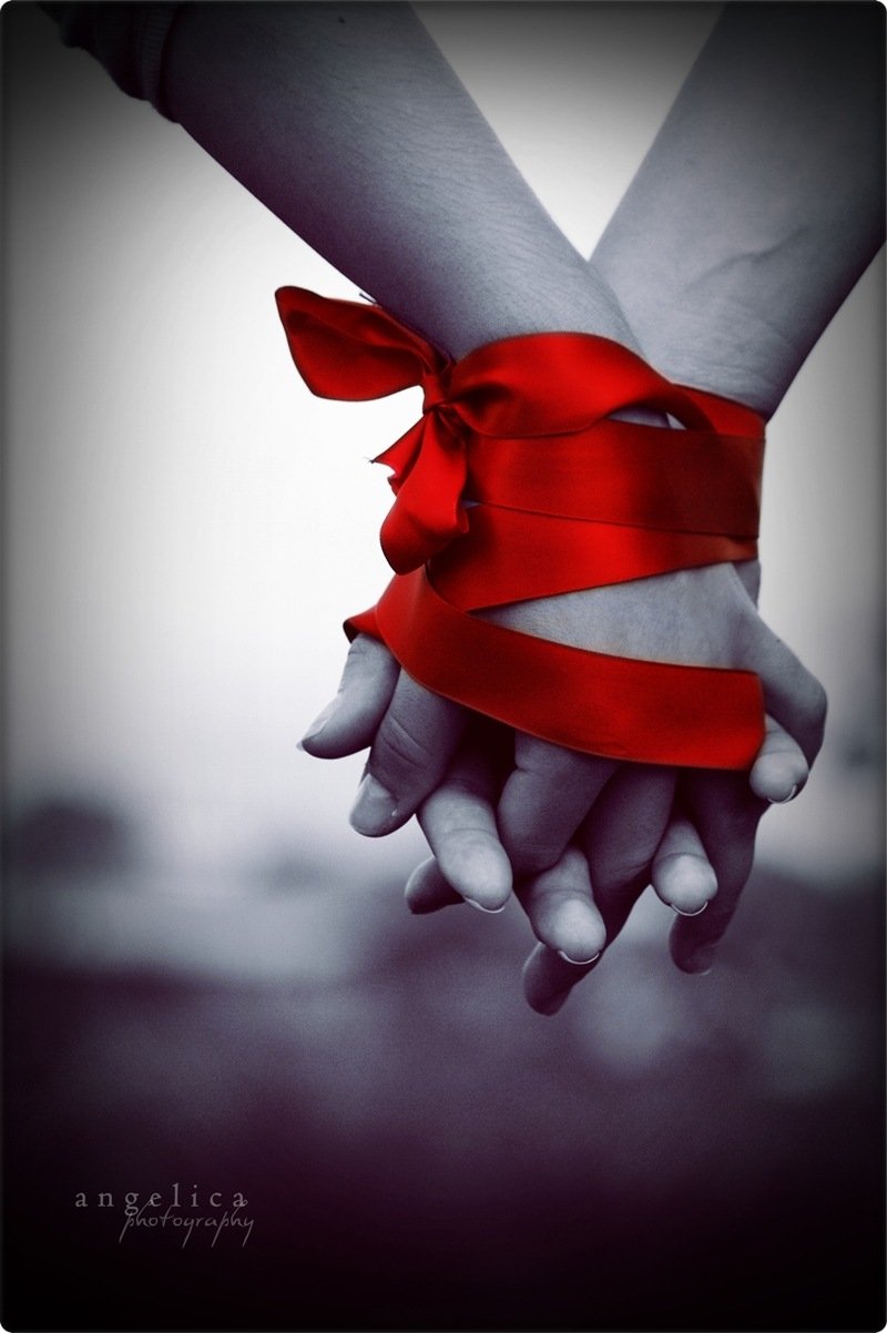 Красная ленточка на ладони