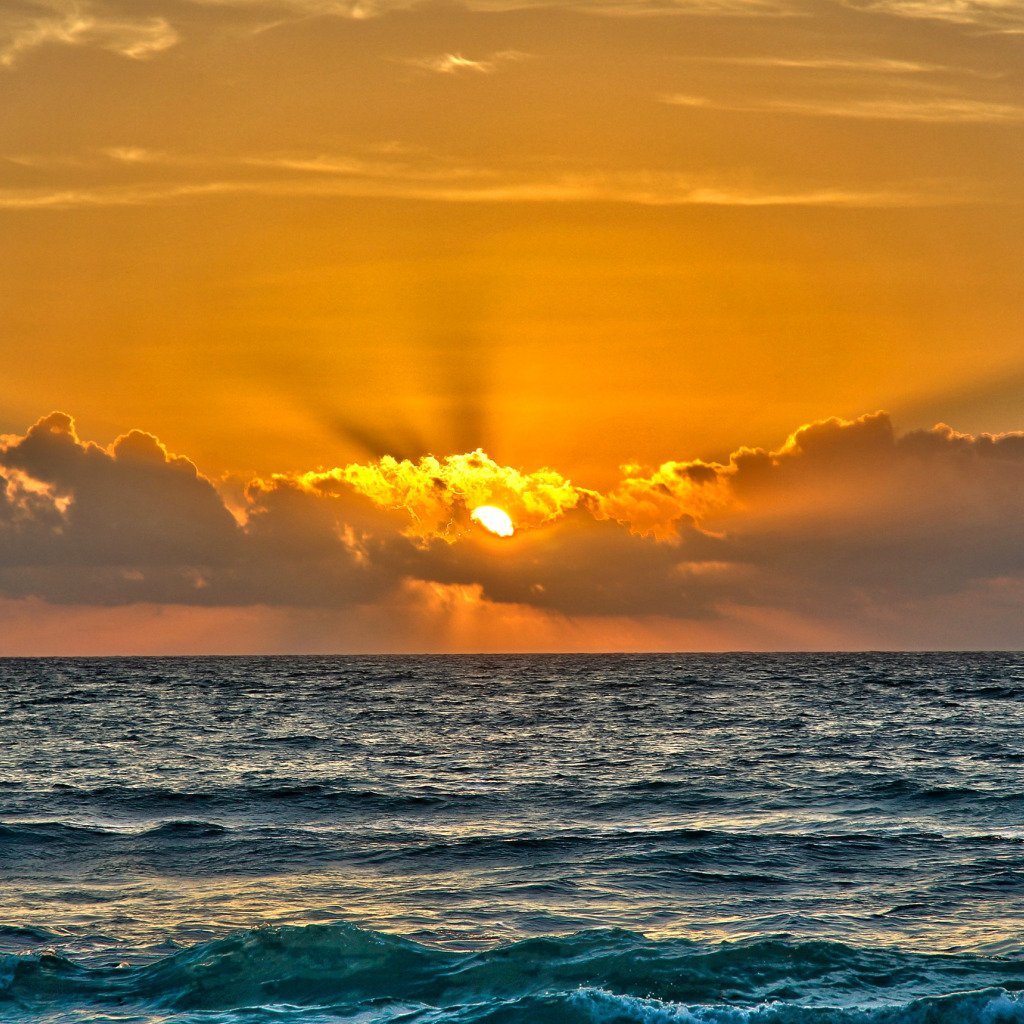 Девушка на пляже на закате