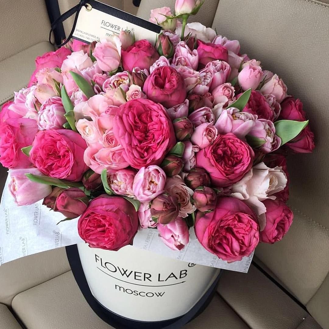 Красивый букет пионов в коробке