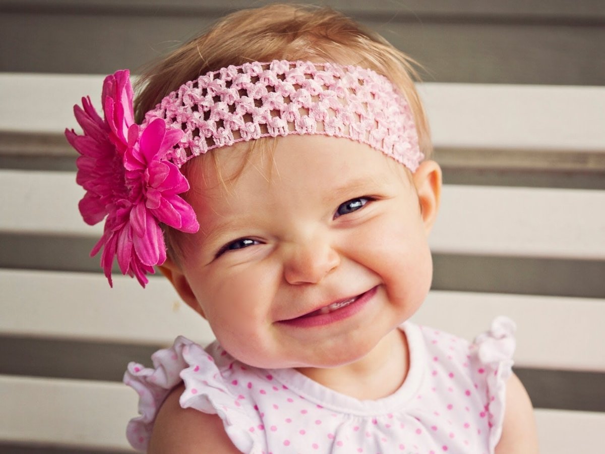 Девочка улыбается