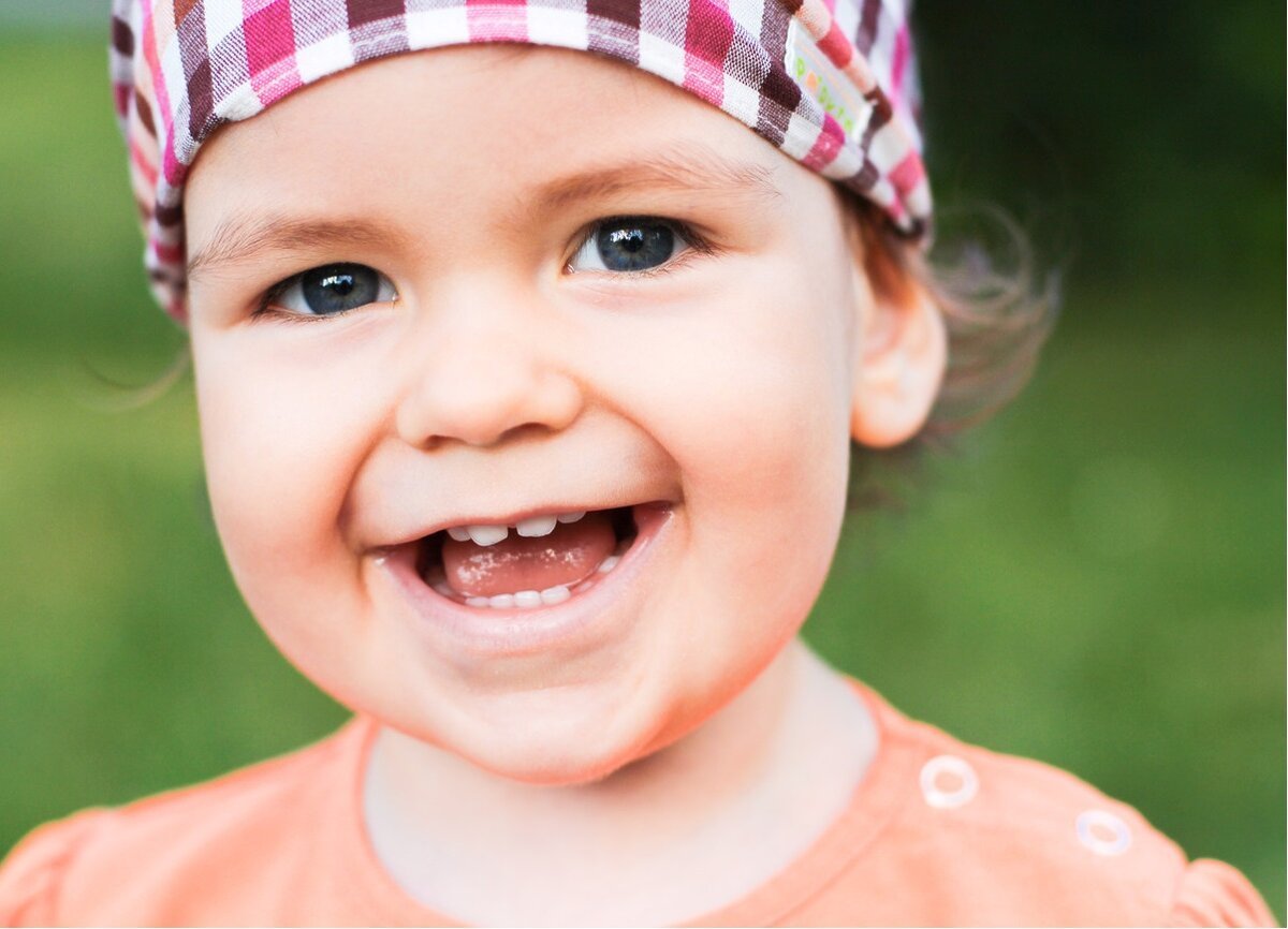 Дети с улыбками на лицах