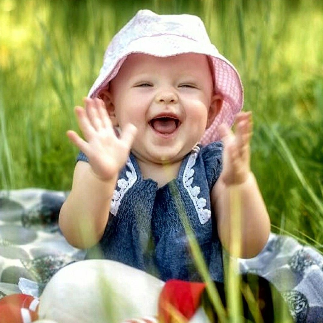 Ребенок улыбается